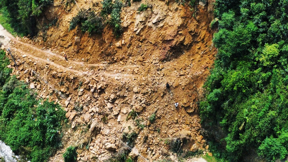 6.000m³ đất đá sạt xuống lấp kín đường, cô lập xóm hơn 100 người 6.000m³ đất đá sạt xuống lấp kín đường, cô lập xóm hơn 100 người