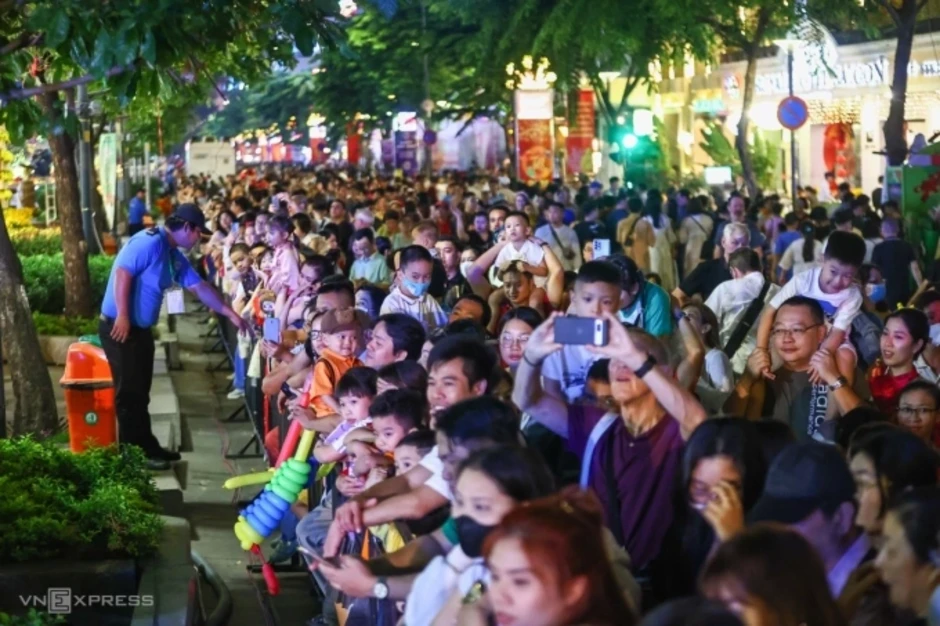 Ám ảnh kẹt xe, tiếng ồn khi đường Nguyễn Huệ, Lê Lợi tổ chức lễ hội Ám ảnh kẹt xe, tiếng ồn khi đường Nguyễn Huệ, Lê Lợi tổ chức lễ hội
