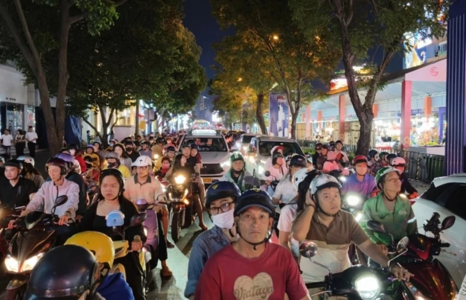 Ám ảnh kẹt xe, tiếng ồn khi đường Nguyễn Huệ, Lê Lợi tổ chức lễ hội Ám ảnh kẹt xe, tiếng ồn khi đường Nguyễn Huệ, Lê Lợi tổ chức lễ hội