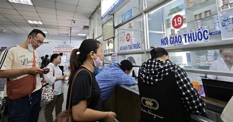 Bảo hiểm y tế và gánh nặng 'tự mua thuốc ngoài'