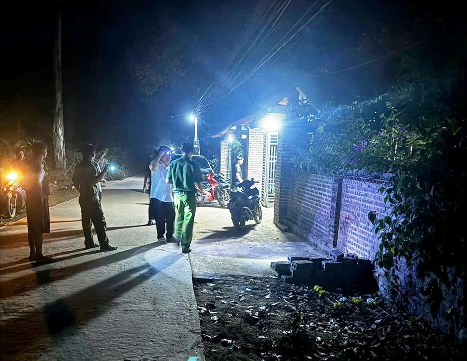 Bé gái 5 tháng tuổi bị bỏ rơi cùng tờ giấy 'do hoàn cảnh gia đình khó khăn' Bé gái 5 tháng tuổi bị bỏ rơi cùng tờ giấy 'do hoàn cảnh gia đình khó khăn'