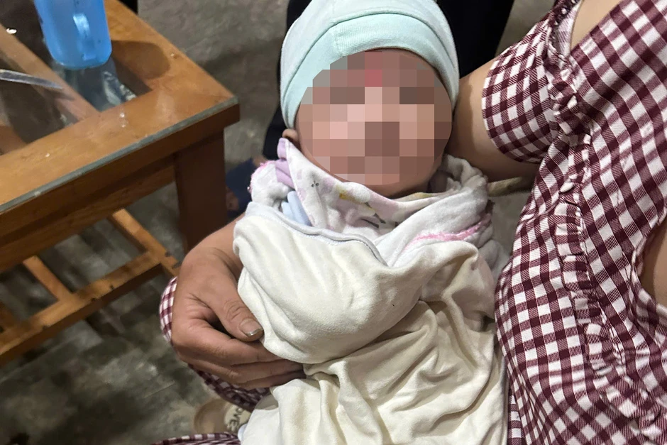 Bé gái nặng hơn 5kg bị bỏ rơi kèm lá thư 'mẹ xin lỗi, mong con sẽ gặp người tốt' Bé gái nặng hơn 5kg bị bỏ rơi kèm lá thư 'mẹ xin lỗi, mong con sẽ gặp người tốt'