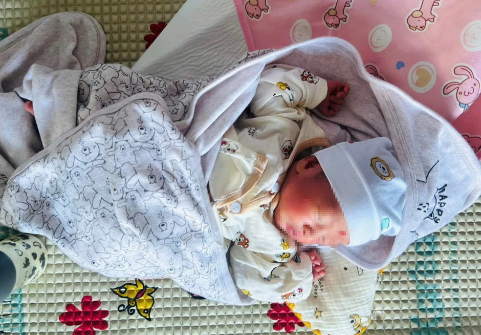 Bé gái sơ sinh bị bỏ rơi kèm bức thư viết tay 7 câu nghẹn lòng Bé gái sơ sinh bị bỏ rơi kèm bức thư viết tay 7 câu nghẹn lòng