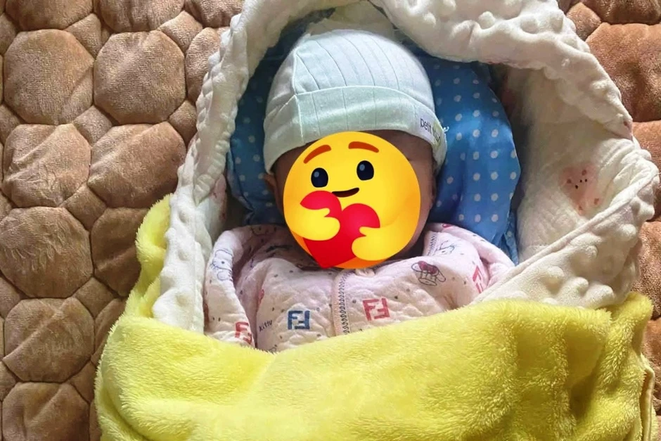 Bé trai 4 ngày tuổi bị bỏ rơi ở bụi chuối cạnh đường vào nghĩa trang