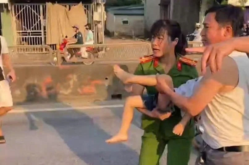 Bé trai gặp tai nạn giữa đường và quyết định của nữ trung tá công an