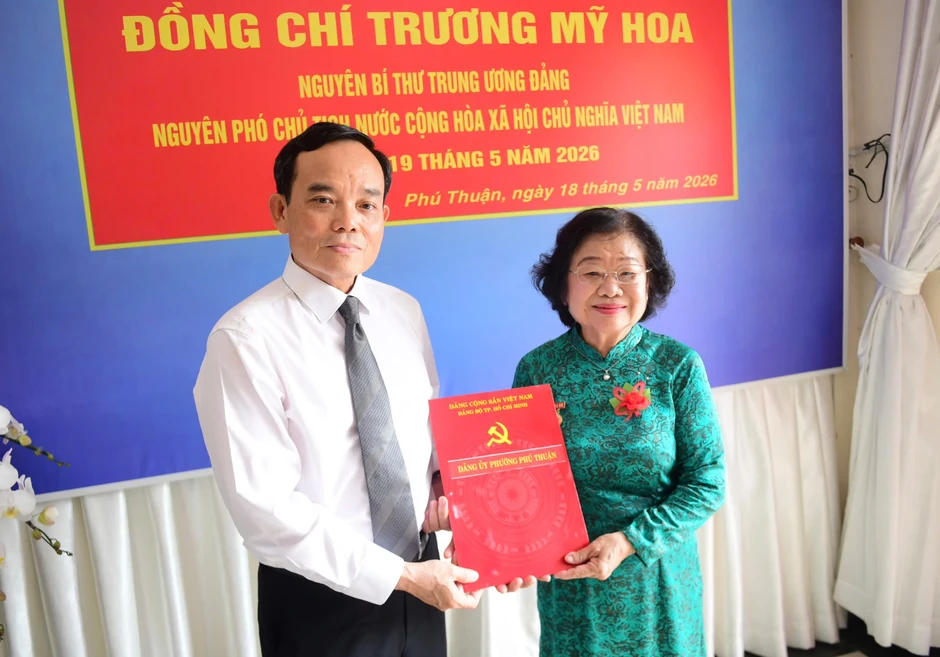 Bí thư Trần Lưu Quang trao Huy hiệu 65 năm tuổi Đảng cho bà Trương Mỹ Hoa