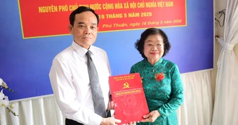 Bí thư Trần Lưu Quang trao Huy hiệu 65 năm tuổi Đảng tặng bà Trương Mỹ Hoa