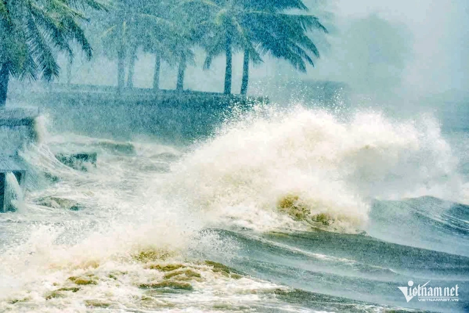 Biển Đông có thể đón bão cuối tuần này, miền Bắc sắp hứng đợt mưa lớn