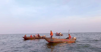 Bố bị thương nặng, con gái 2 tuổi rơi xuống biển mất tích