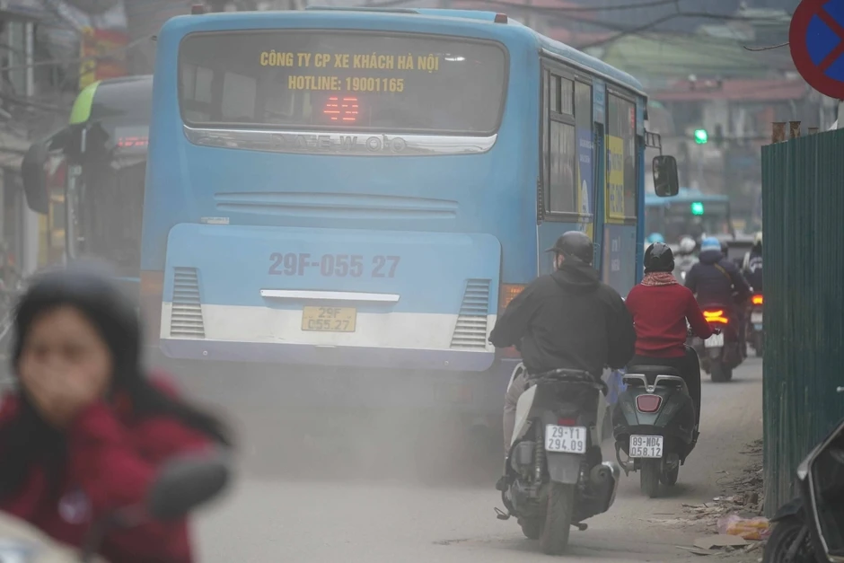 Bụi m&ugrave; mịt tr&ecirc;n c&aacute;c tuyến đường đang thi c&ocirc;ng ở H&agrave; Nội