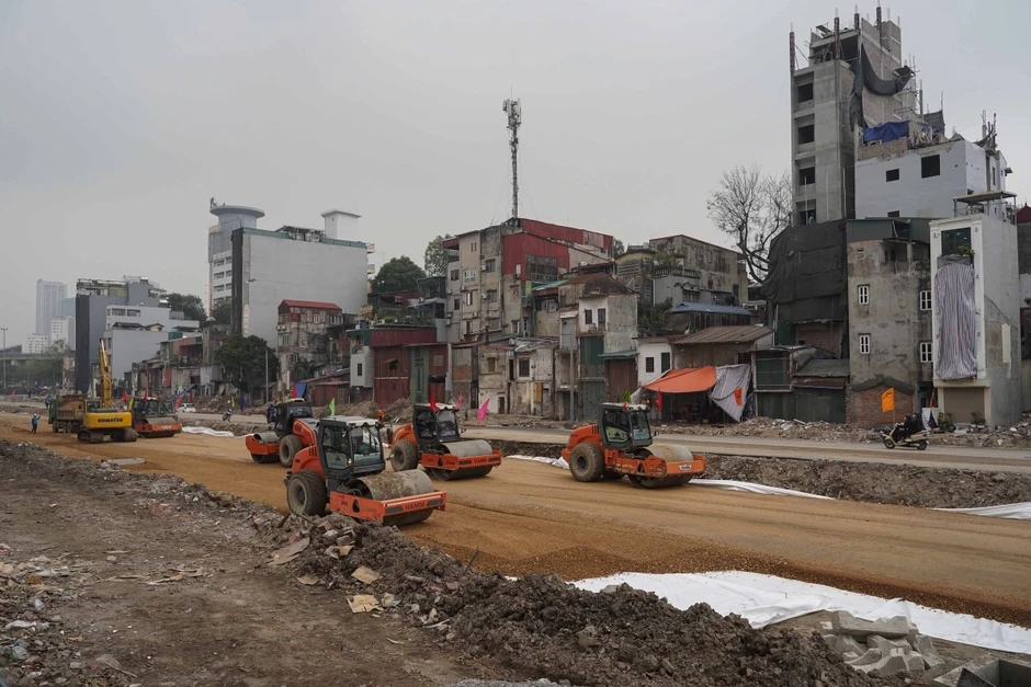 Bụi m&ugrave; mịt tr&ecirc;n c&aacute;c tuyến đường đang thi c&ocirc;ng ở H&agrave; Nội