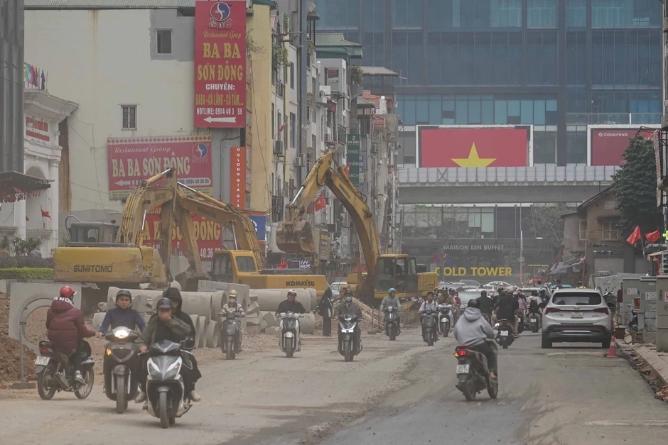 Bụi m&ugrave; mịt tr&ecirc;n c&aacute;c tuyến đường đang thi c&ocirc;ng ở H&agrave; Nội