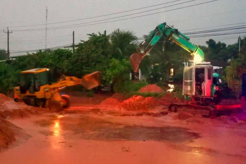 Bùn cát đỏ đặc quánh đường, ô tô lún bánh, xe máy trượt ngã Bùn cát đỏ đặc quánh đường, ô tô lún bánh, xe máy trượt ngã