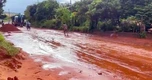 Bùn cát đỏ đặc quánh đường, ô tô lún bánh, xe máy trượt ngã
