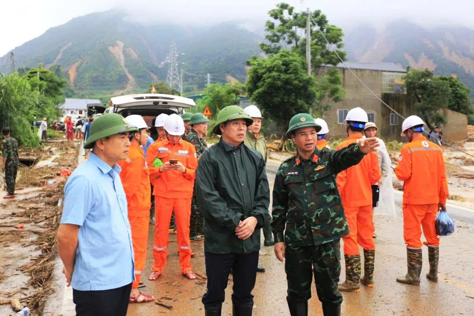 Cả nhà 4 người bị lũ cuốn, chồng thất thần bên thi thể vợ và con nhỏ, bé gái còn mất tích
