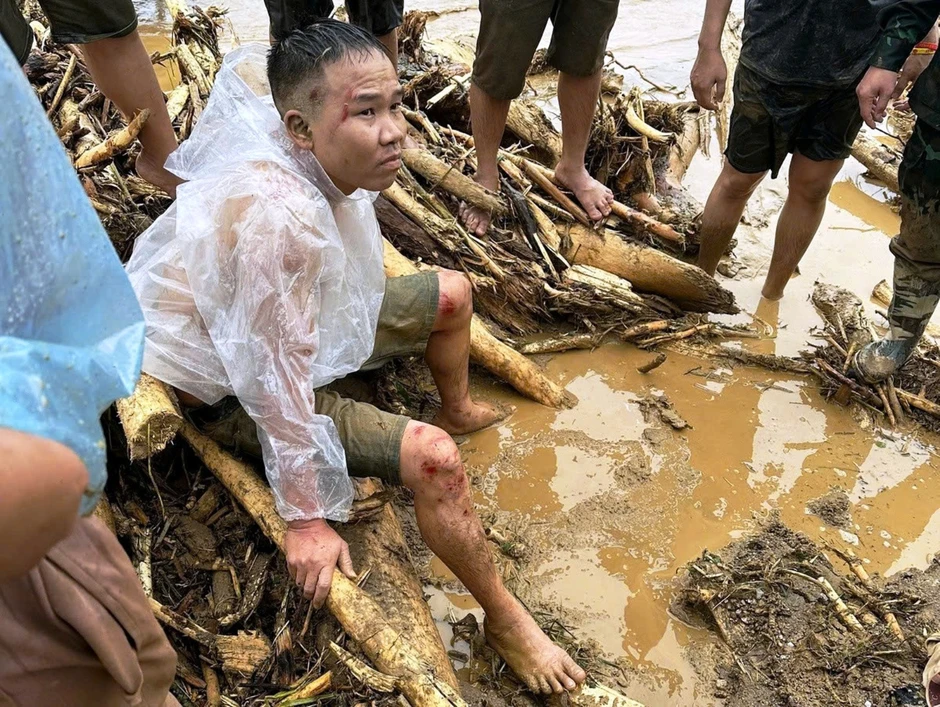 Cả nhà 4 người bị lũ cuốn, chồng thất thần bên thi thể vợ và con nhỏ, bé gái còn mất tích
