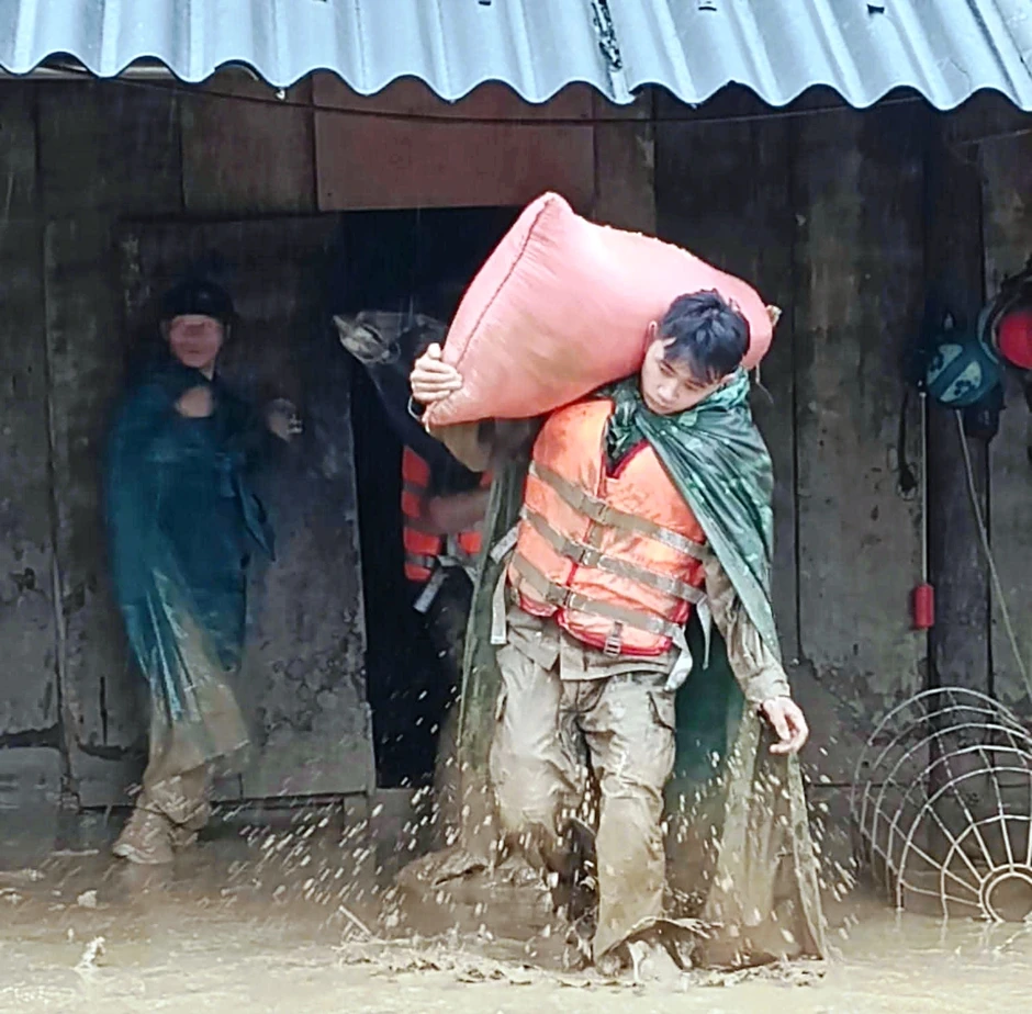 Cảnh tượng tan hoang ở Sơn La, Lai Châu: Ô tô bị vò nát giữa dòng lũ cuồn cuộn Cảnh tượng tan hoang ở Sơn La, Lai Châu: Ô tô bị vò nát giữa dòng lũ cuồn cuộn