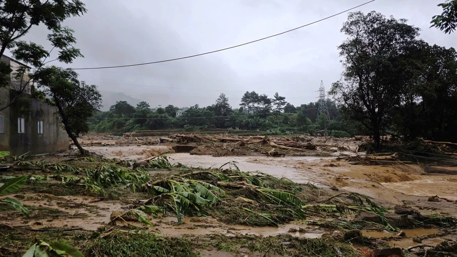 Cảnh tượng tan hoang ở Sơn La, Lai Châu: Ô tô bị vò nát giữa dòng lũ cuồn cuộn Cảnh tượng tan hoang ở Sơn La, Lai Châu: Ô tô bị vò nát giữa dòng lũ cuồn cuộn