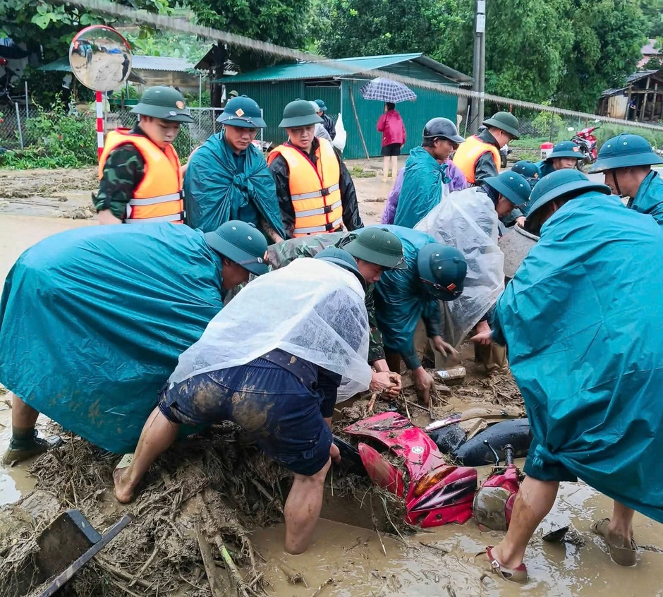 Cảnh tượng tan hoang ở Sơn La, Lai Châu: Ô tô bị vò nát giữa dòng lũ cuồn cuộn Cảnh tượng tan hoang ở Sơn La, Lai Châu: Ô tô bị vò nát giữa dòng lũ cuồn cuộn