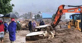 Cảnh tượng tan hoang ở Sơn La, Lai Châu: Ô tô bị vò nát giữa dòng lũ cuồn cuộn