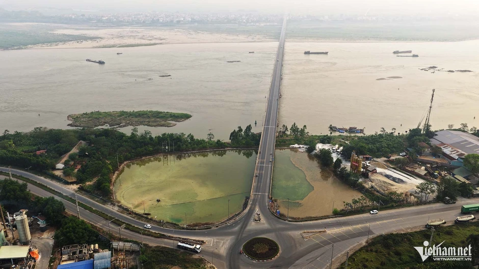 Cảnh xả khí thải trắng xóa ở cửa ngõ vào trung tâm tỉnh Phú Thọ Cảnh xả khí thải trắng xóa ở cửa ngõ vào trung tâm tỉnh Phú Thọ