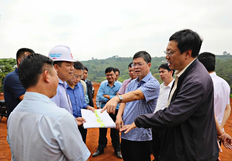 Cao tốc qua Lâm Đồng: Giải phóng mặt bằng chậm, nhiều điểm nghẽn kéo dài Cao tốc qua Lâm Đồng: Giải phóng mặt bằng chậm, nhiều điểm nghẽn kéo dài