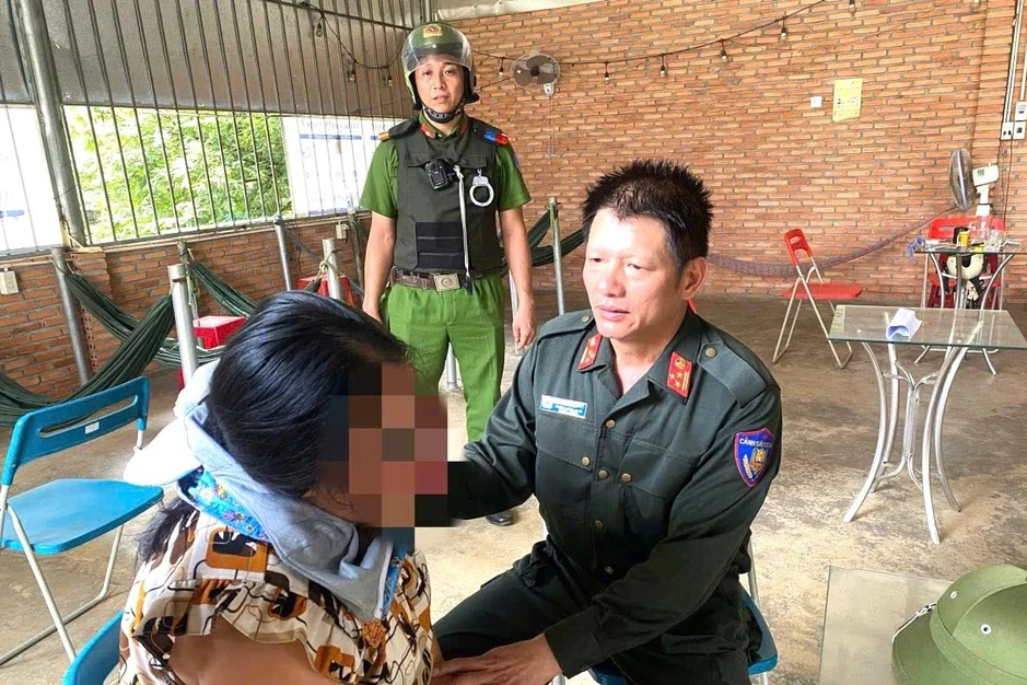 Câu nói của Trưởng Công an xã khiến người phụ nữ bỏ ý định nhảy cầu tự tử Câu nói của Trưởng Công an xã khiến người phụ nữ bỏ ý định nhảy cầu tự tử