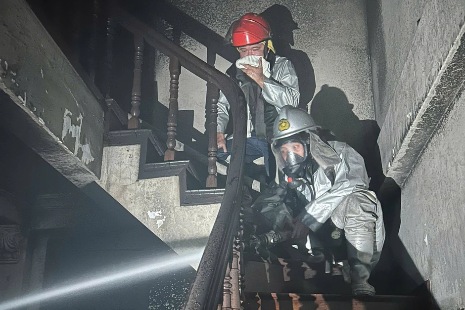Cháy nhà ở Hà Nội, 2 người mắc kẹt Cháy nhà ở Hà Nội, 2 người mắc kẹt