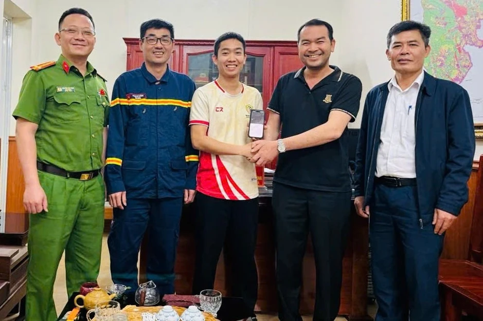 Chiến sỹ công an Thanh Hóa trả lại 500 triệu đồng cho người chuyển nhầm Chiến sỹ công an Thanh Hóa trả lại 500 triệu đồng cho người chuyển nhầm