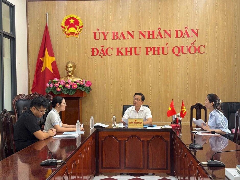 Chủ tịch Phú Quốc tiếp công dân Hà Nội tố bị lừa hàng chục tỷ đồng khi mua đất Chủ tịch Phú Quốc tiếp công dân Hà Nội tố bị lừa hàng chục tỷ đồng khi mua đất