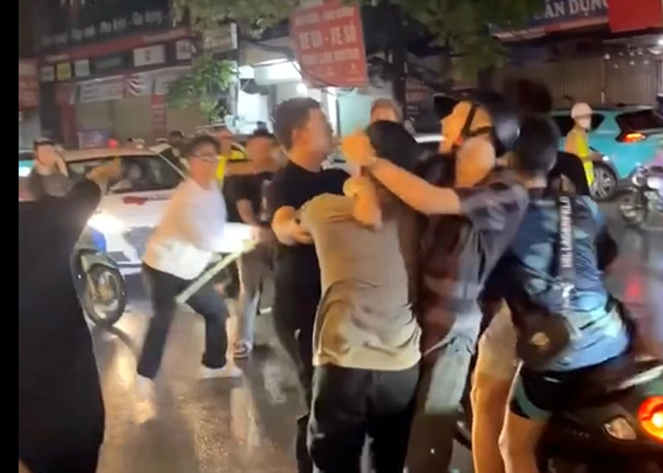 Clip hai nhóm thanh niên thách thức, định lao vào ẩu đả giữa phố Hà Nội Clip hai nhóm thanh niên thách thức, định lao vào ẩu đả giữa phố Hà Nội