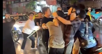 Clip hai nhóm thanh niên thách thức, định lao vào ẩu đả giữa phố Hà Nội