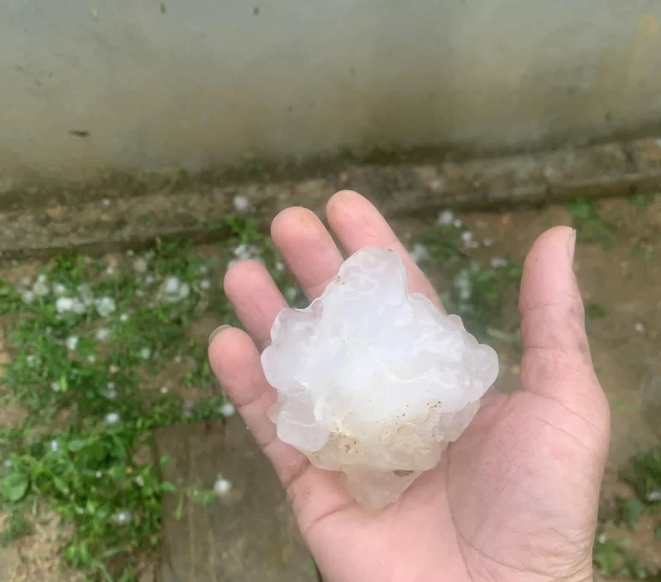 Clip mưa đá to bằng nắm tay trút trắng trời, người dân phải lấy chăn che ô tô Clip mưa đá to bằng nắm tay trút trắng trời, người dân phải lấy chăn che ô tô