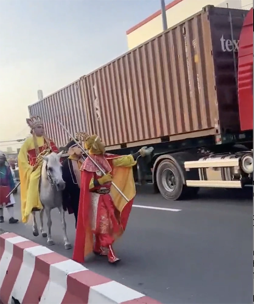 Clip nhóm người hóa trang ‘thầy trò Đường Tăng’ cưỡi ngựa, đi bộ trên làn ô tô Clip nhóm người hóa trang ‘thầy trò Đường Tăng’ cưỡi ngựa, đi bộ trên làn ô tô