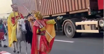 Clip nhóm người hóa trang ‘thầy trò Đường Tăng’ cưỡi ngựa, đi bộ trên làn ô tô
