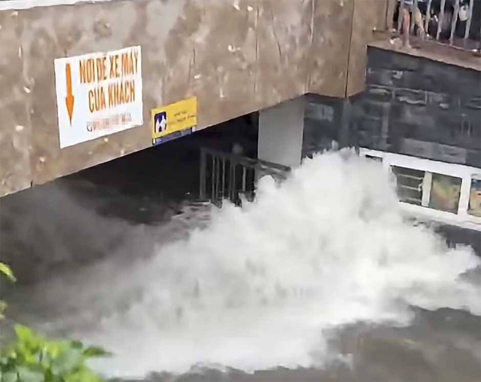 Clip ô tô đi qua tạo sóng làm sập thanh chắn, nước ồ ạt tràn vào hầm chung cư Clip ô tô đi qua tạo sóng làm sập thanh chắn, nước ồ ạt tràn vào hầm chung cư