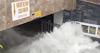 Clip ô tô đi qua tạo sóng làm sập thanh chắn, nước ồ ạt tràn vào hầm chung cư