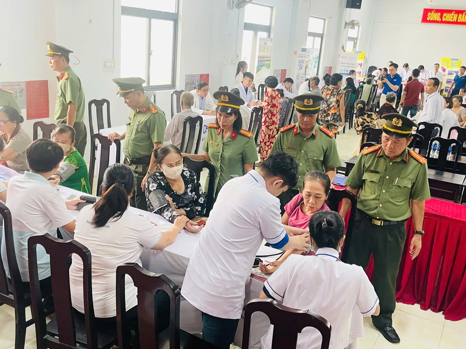 Công an Cần Thơ trao quà, khám bệnh miễn phí tại ‘xóm đạo’ Thạnh An