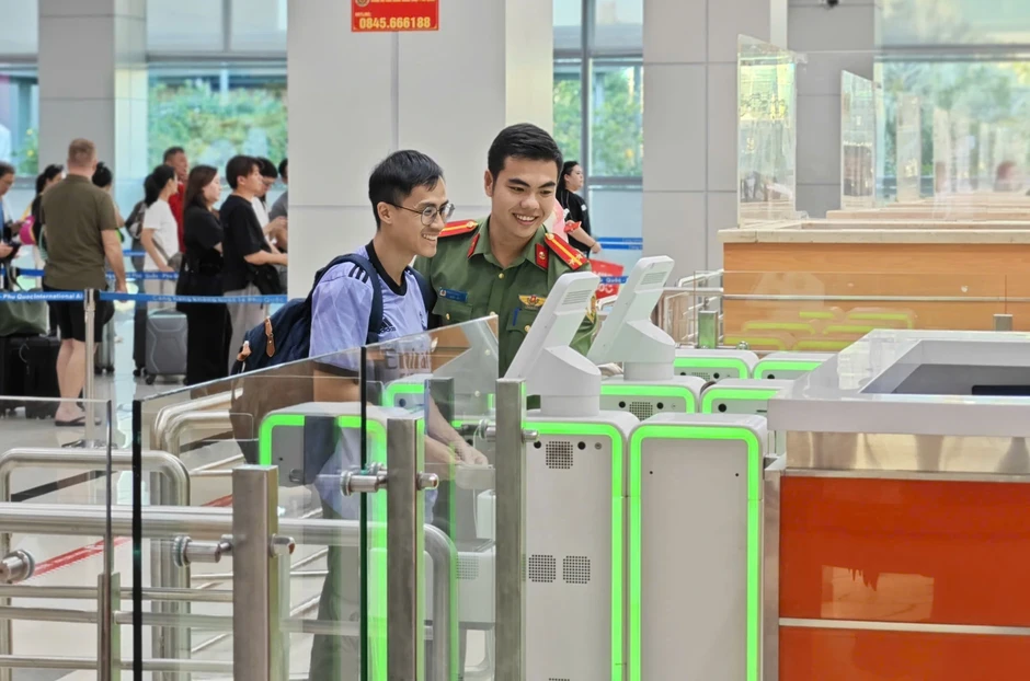 Công an cửa khẩu Phú Quốc thí điểm hệ thống khai báo trước nhập cảnh cho khách quốc tế Công an cửa khẩu Phú Quốc thí điểm hệ thống khai báo trước nhập cảnh cho khách quốc tế