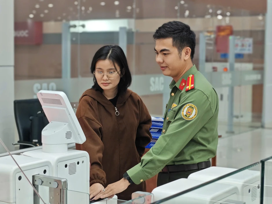 Công an cửa khẩu Phú Quốc thí điểm hệ thống khai báo trước nhập cảnh cho khách quốc tế Công an cửa khẩu Phú Quốc thí điểm hệ thống khai báo trước nhập cảnh cho khách quốc tế