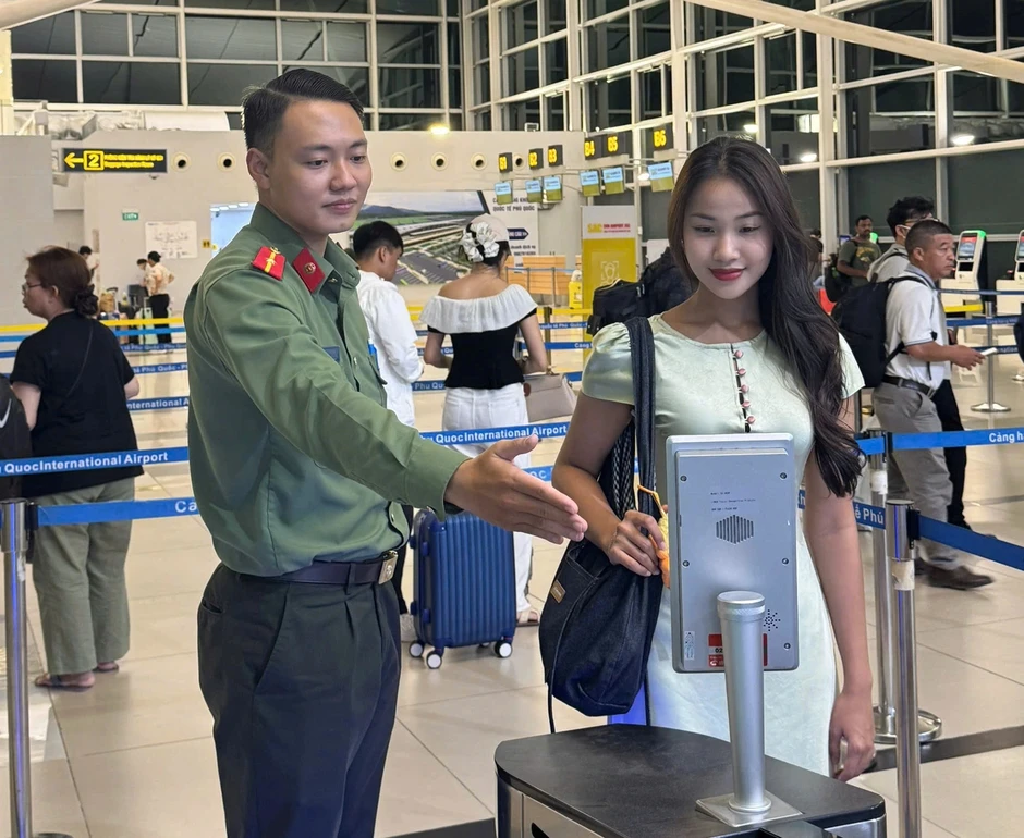 Công an cửa khẩu Phú Quốc thí điểm hệ thống khai báo trước nhập cảnh cho khách quốc tế Công an cửa khẩu Phú Quốc thí điểm hệ thống khai báo trước nhập cảnh cho khách quốc tế