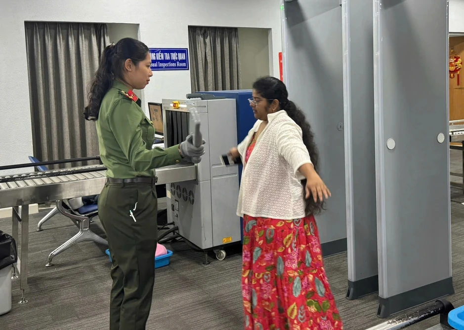 Công an cửa khẩu Phú Quốc thí điểm hệ thống khai báo trước nhập cảnh cho khách quốc tế Công an cửa khẩu Phú Quốc thí điểm hệ thống khai báo trước nhập cảnh cho khách quốc tế