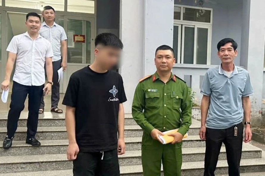 Công an kịp thời ngăn chặn nam thanh niên 21 tuổi định nhảy cầu Công an kịp thời ngăn chặn nam thanh niên 21 tuổi định nhảy cầu