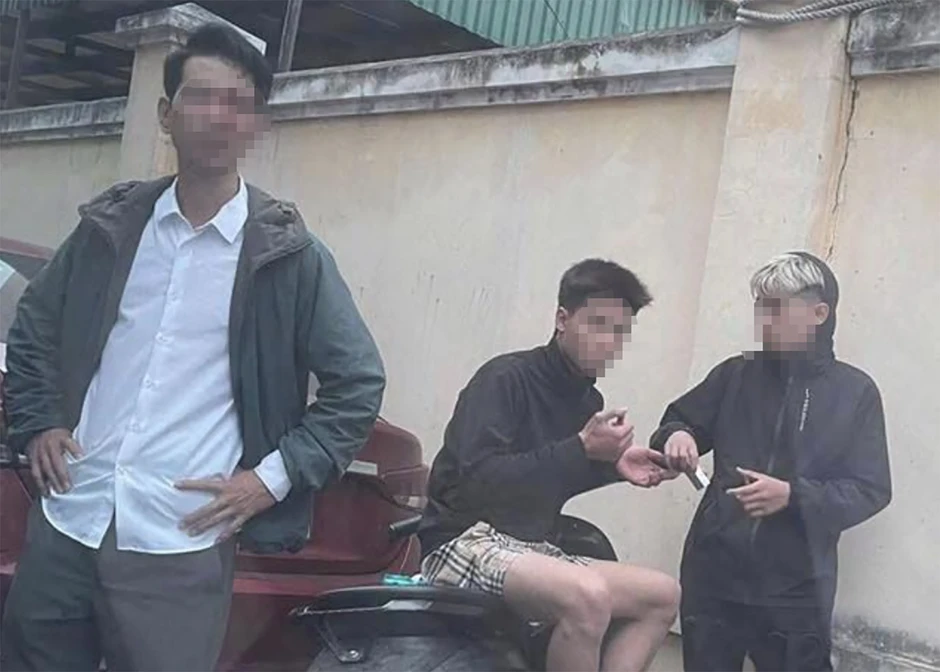 Công an thông tin vụ phụ huynh xô xát nam thanh niên gần trường học Công an thông tin vụ phụ huynh xô xát nam thanh niên gần trường học