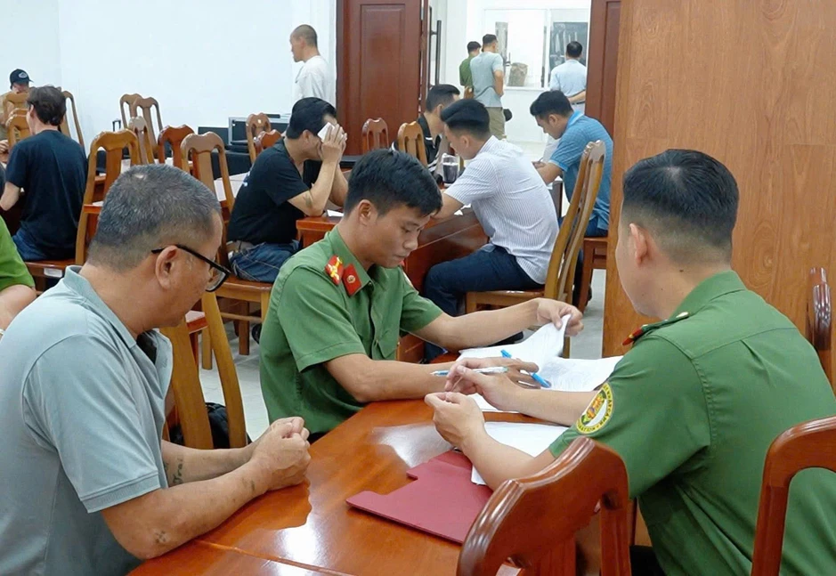 Công an TP.HCM nỗ lực hỗ trợ công dân Việt Nam bị nước ngoài trục xuất Công an TP.HCM nỗ lực hỗ trợ công dân Việt Nam bị nước ngoài trục xuất