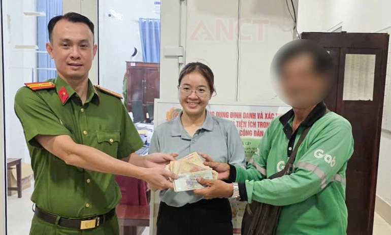 Công an trích xuất camera, tìm lại 131 triệu đồng cho cô gái đánh rơi trên đường Công an trích xuất camera, tìm lại 131 triệu đồng cho cô gái đánh rơi trên đường