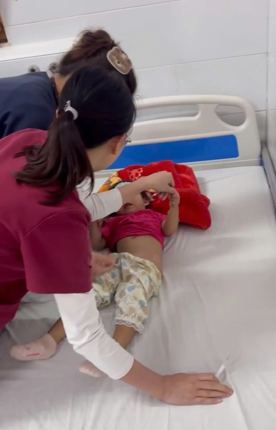 CSGT Lâm Đồng kịp thời chở bé 3 tuổi bị co giật đi cấp cứu trong đêm CSGT Lâm Đồng kịp thời chở bé 3 tuổi bị co giật đi cấp cứu trong đêm