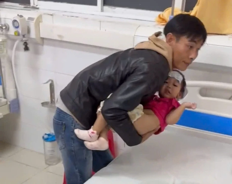 CSGT Lâm Đồng kịp thời chở bé 3 tuổi bị co giật đi cấp cứu trong đêm CSGT Lâm Đồng kịp thời chở bé 3 tuổi bị co giật đi cấp cứu trong đêm