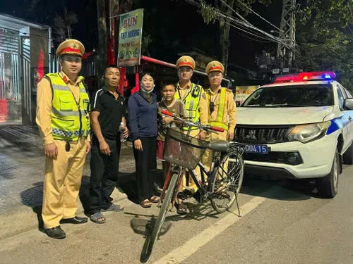 CSGT Quảng Trị giúp thiếu niên đi lạc hơn 150km về với gia đình CSGT Quảng Trị giúp thiếu niên đi lạc hơn 150km về với gia đình