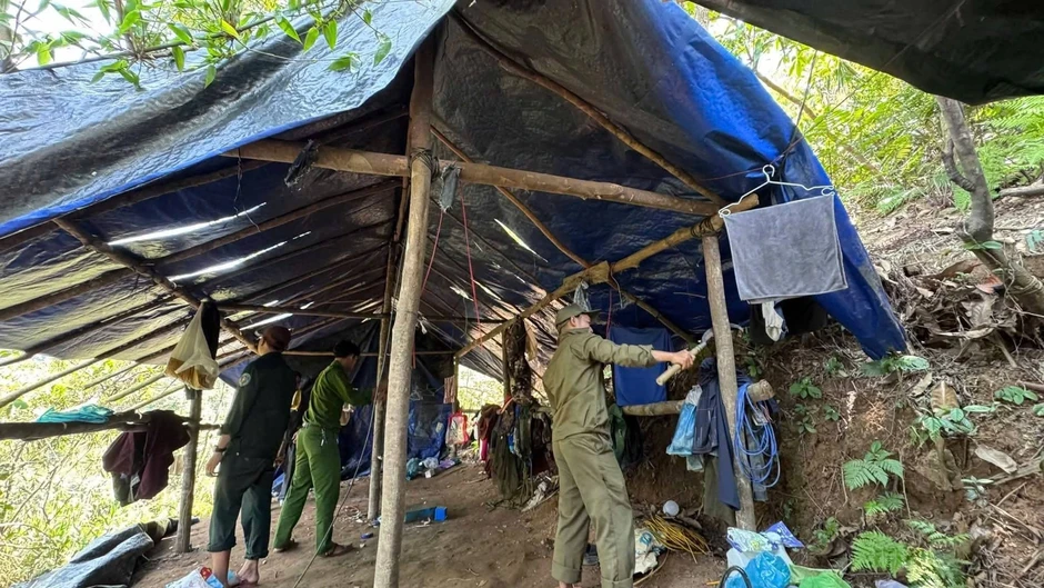Đà Nẵng: Phát hiện 'công xưởng' khai thác vàng trái phép giữa rừng sâu Khe Ma Đà Nẵng: Phát hiện 'công xưởng' khai thác vàng trái phép giữa rừng sâu Khe Ma
